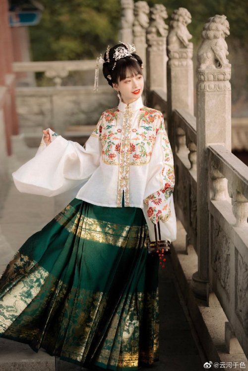 Moonlight Embraces My Soul:The Allure of Hanfu Fashion in the Style of Mingyue Zhaowomenxin Moonlight Embraces My Soul:The Allure of Hanfu Fashion in the Style of Mingyue Zhaowomenxin