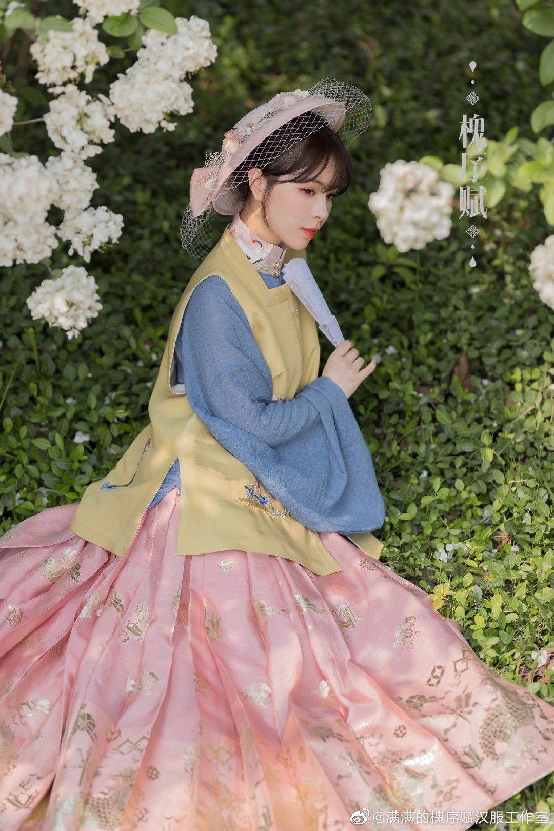 The Embroidery of Cheongsam Collars:A Tale of Traditional Craftsmanship The Embroidery of Cheongsam Collars:A Tale of Traditional Craftsmanship