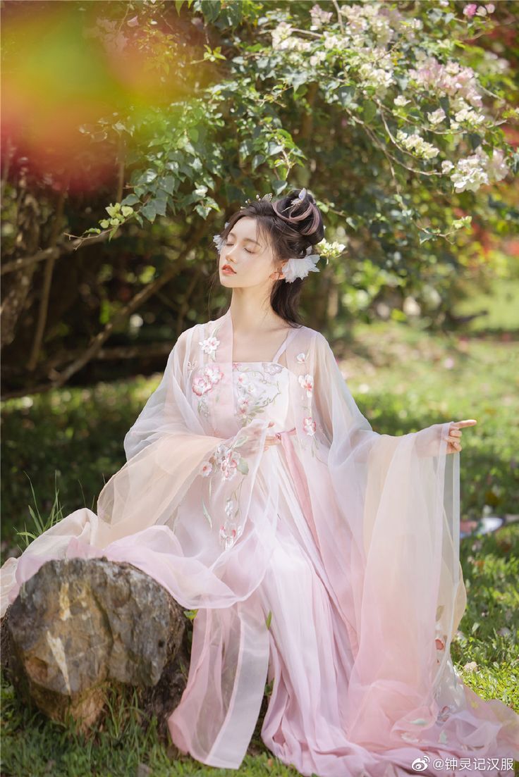 The Story of a Hanfu Underwear Teacher:Preserving Traditional Craftsmanship in Modern Times The Story of a Hanfu Underwear Teacher:Preserving Traditional Craftsmanship in Modern Times