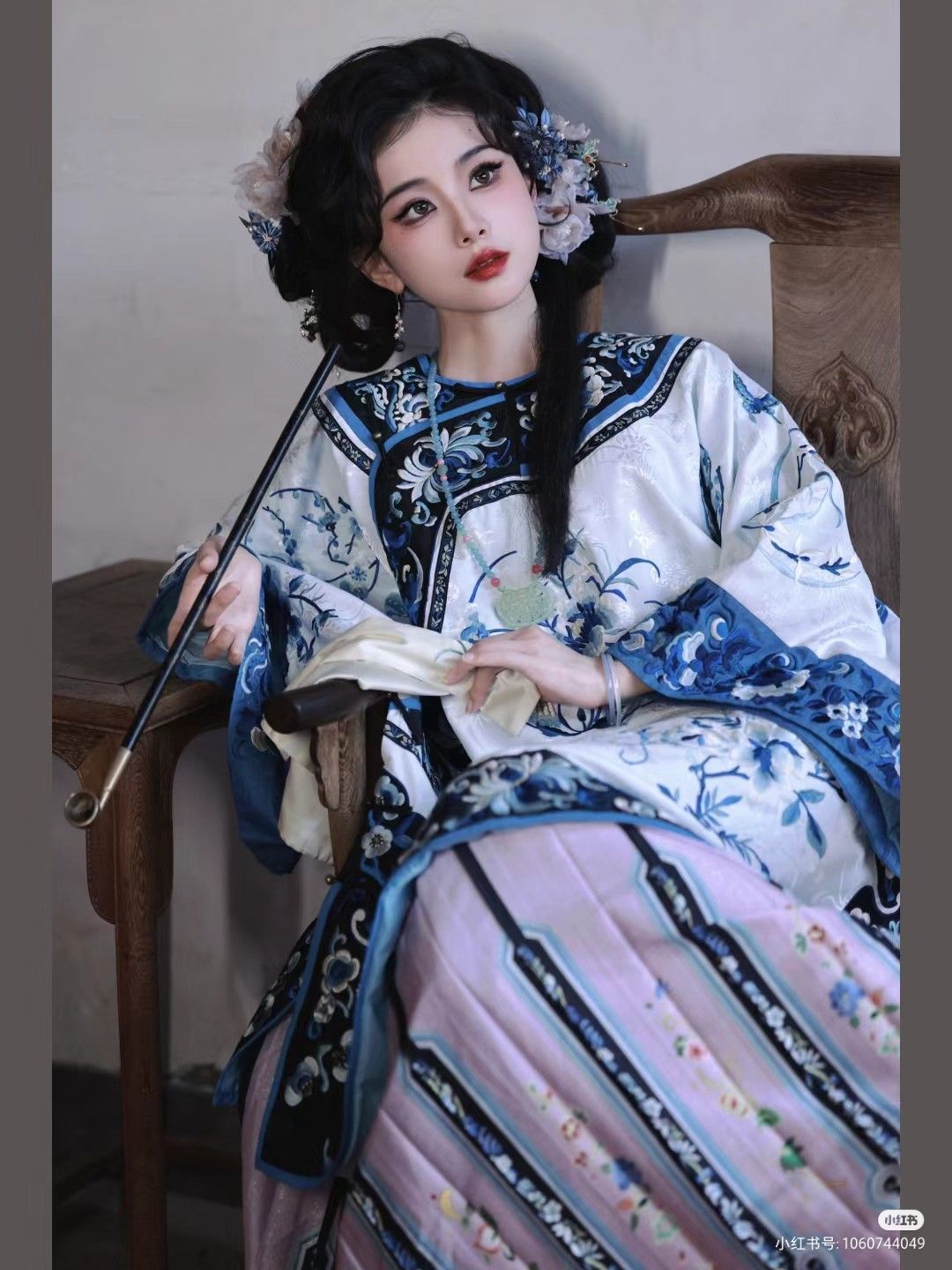Handcrafted Flower Buttons on Cheongsam:A Traditional Craftsmanship Handcrafted Flower Buttons on Cheongsam:A Traditional Craftsmanship