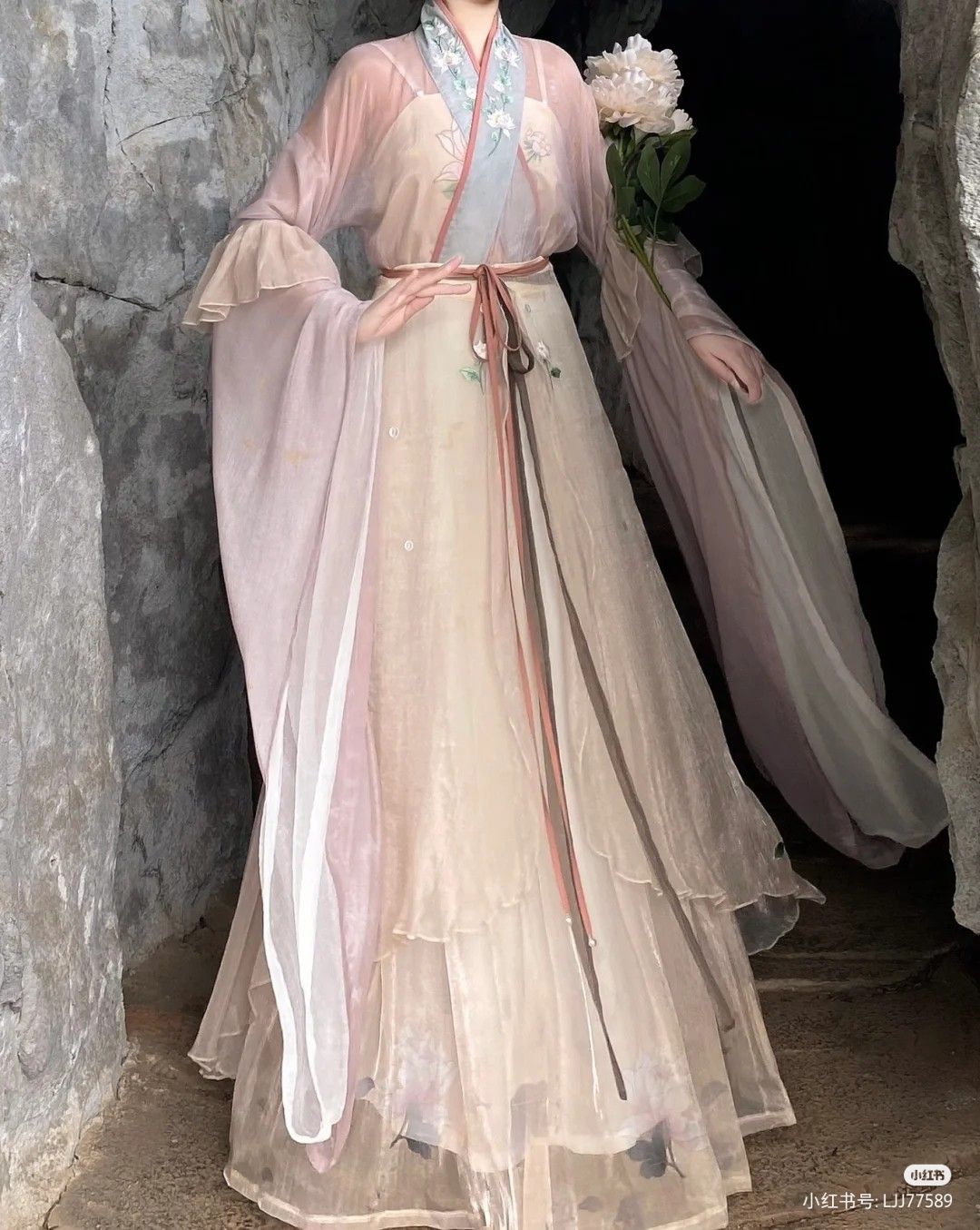 The Sword-Wielding Hanfu Girl:A Journey into the World of a Sword-Dancing Child The Sword-Wielding Hanfu Girl:A Journey into the World of a Sword-Dancing Child
