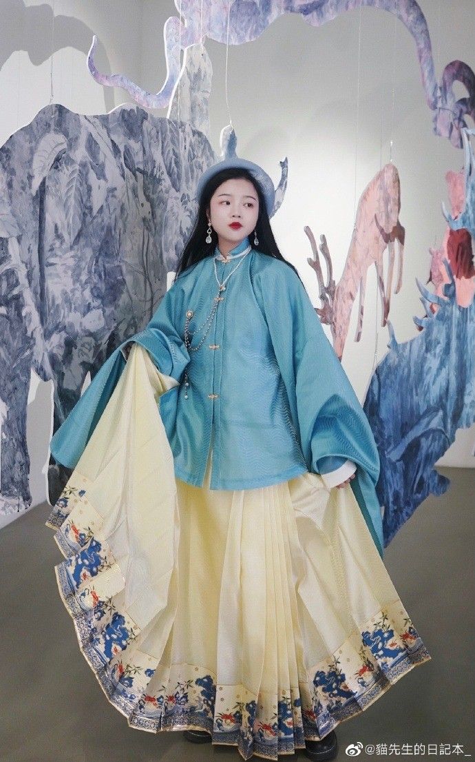 The Enchantment of Teal Hair Accessories in Traditional Chinese Hanfu Costumes The Enchantment of Teal Hair Accessories in Traditional Chinese Hanfu Costumes