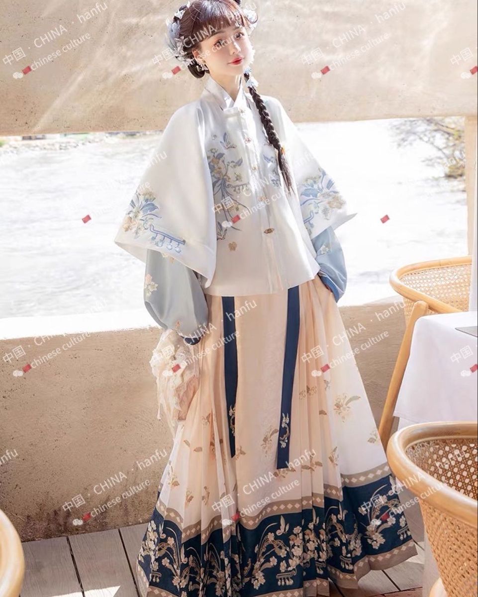 The Charm of Thin-Layer Cheongsam Overcoat:A Fashion Statement in Modern Elegance The Charm of Thin-Layer Cheongsam Overcoat:A Fashion Statement in Modern Elegance