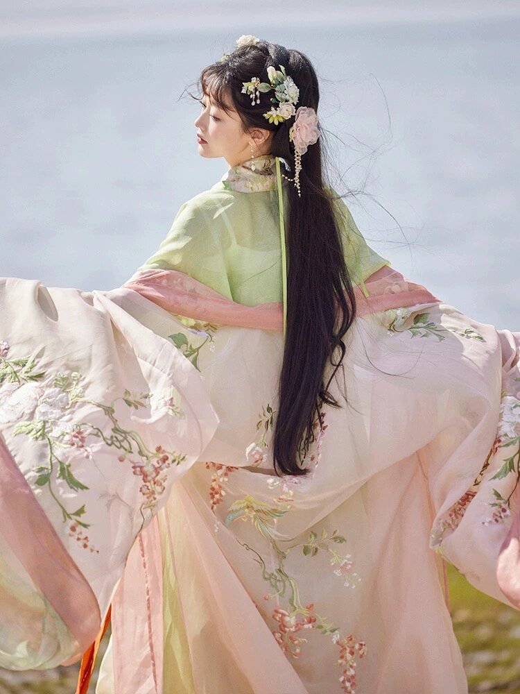 Vintage Shanghai High-End Silk Cheongsam:A Glamor of Traditional Elegance Vintage Shanghai High-End Silk Cheongsam:A Glamor of Traditional Elegance