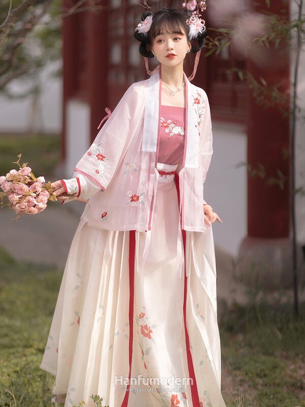 Traditional Chinese Girls Hanfu Winter Outfit:A Childs New Years Greetings in Tang-Style Clothing Traditional Chinese Girls Hanfu Winter Outfit:A Childs New Years Greetings in Tang-Style Clothing