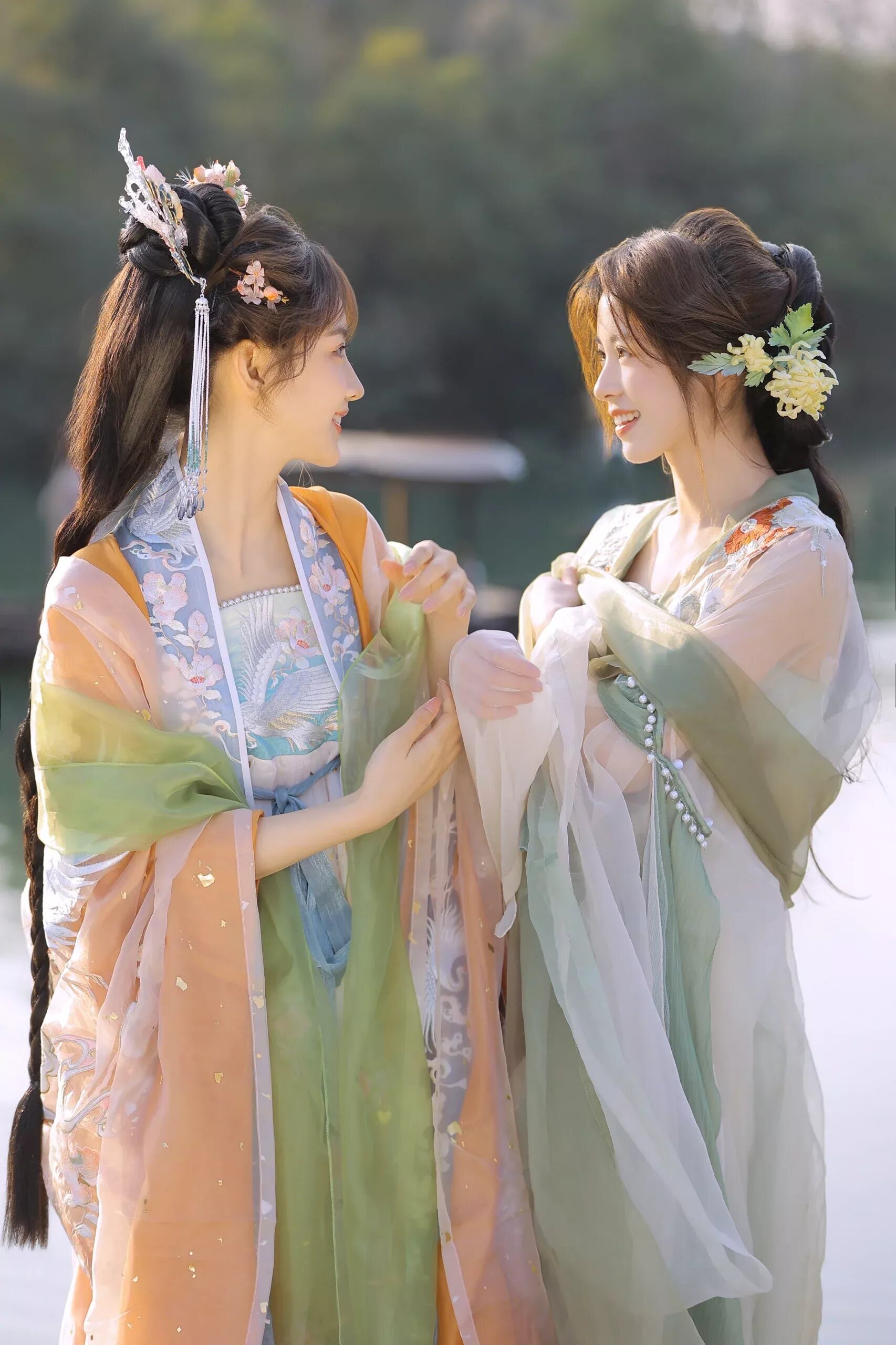 A Glimpse into the Elegance of a Light Purple Neck-hanging Cheongsam A Glimpse into the Elegance of a Light Purple Neck-hanging Cheongsam