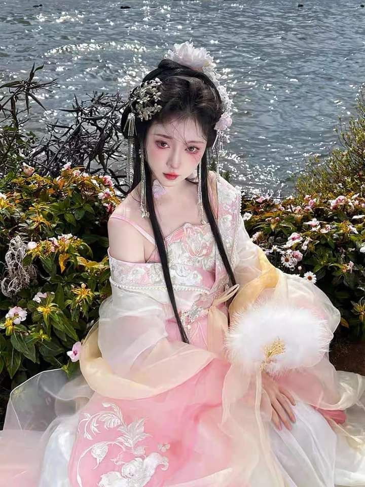 The Enchanting Performance of a Hanfu Girl in Her Guzheng Concert Attire The Enchanting Performance of a Hanfu Girl in Her Guzheng Concert Attire