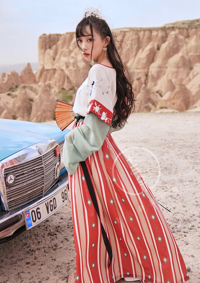 Summer Fringes and Cheongsam-Style Shawls:The Rise of Traditional Elegance in Modern Fashion Summer Fringes and Cheongsam-Style Shawls:The Rise of Traditional Elegance in Modern Fashion