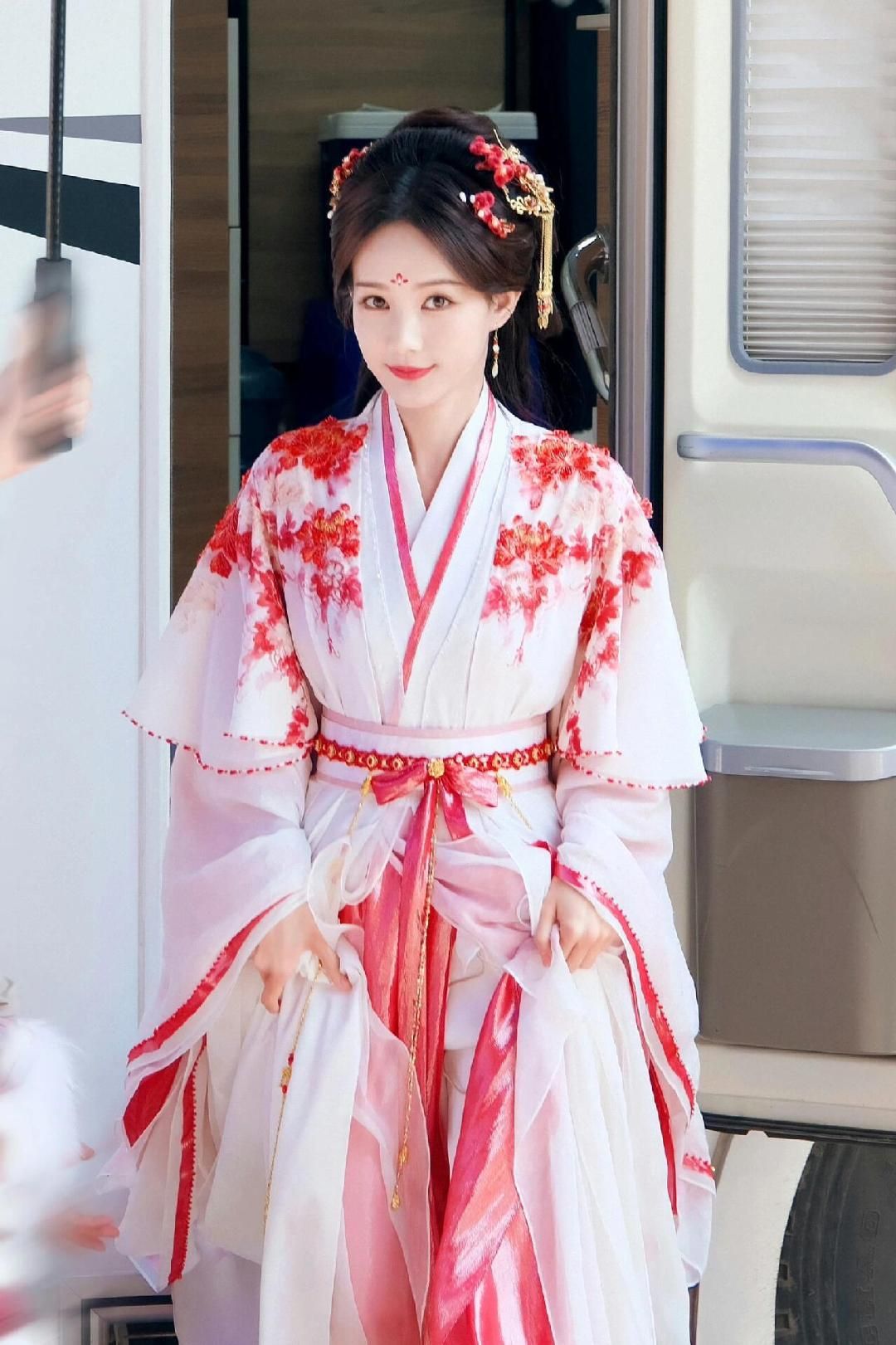 The Rise of Cheongsam’s Inner-Layer Fringes:The Story of Qunzi and Tassel Elegance The Rise of Cheongsam’s Inner-Layer Fringes:The Story of Qunzi and Tassel Elegance
