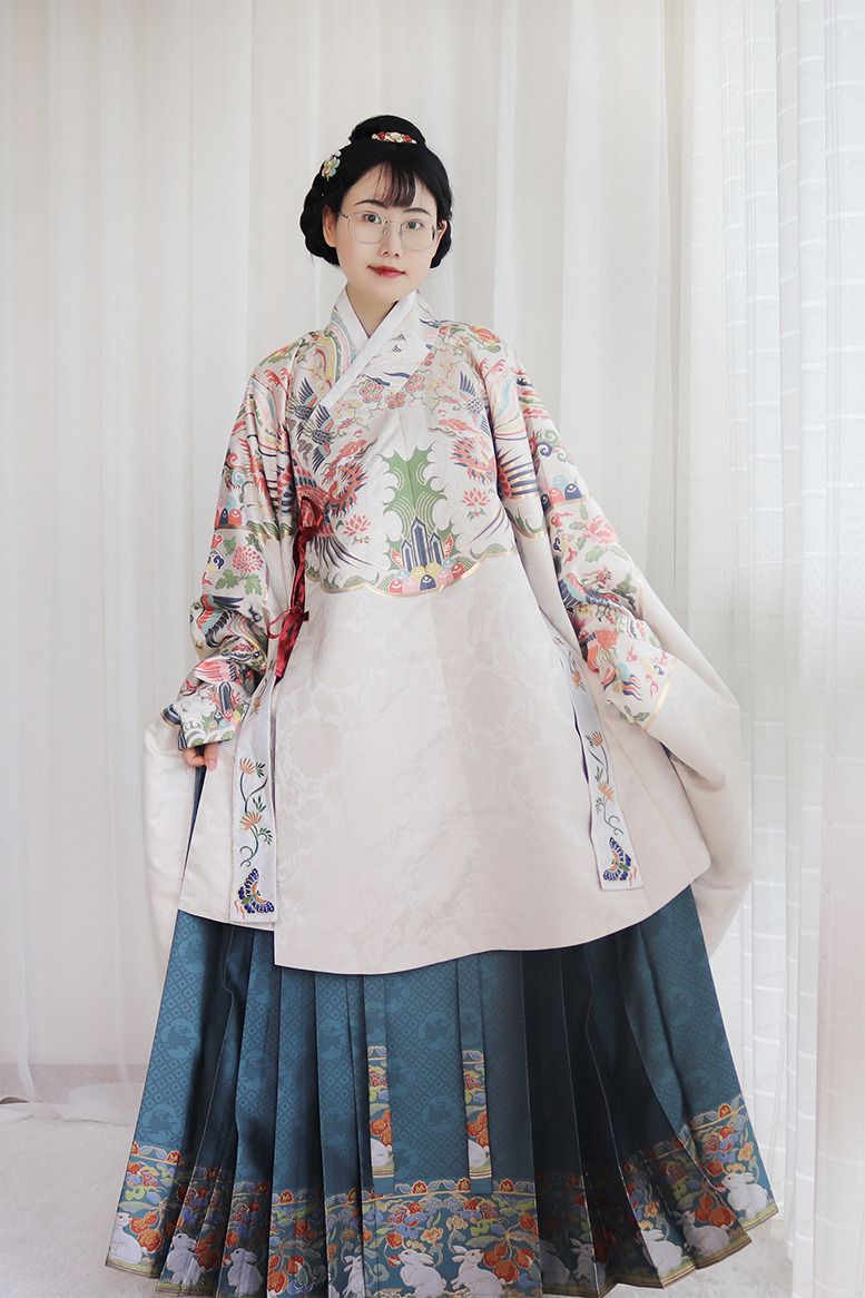 Enhancing the Charm of Qipao for the Petite Figure:The Evolution of Xiangyunsha Enhancing the Charm of Qipao for the Petite Figure:The Evolution of Xiangyunsha