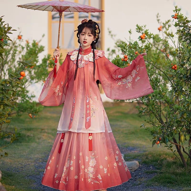 The Elegance of Clean-lined Cheongsam:A Closer Look into the Traditional Beauty of Chinese Dress The Elegance of Clean-lined Cheongsam:A Closer Look into the Traditional Beauty of Chinese Dress