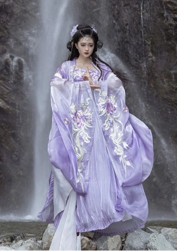 Qipao Fashion Show:The Art of Wigs and Traditional Elegance Qipao Fashion Show:The Art of Wigs and Traditional Elegance