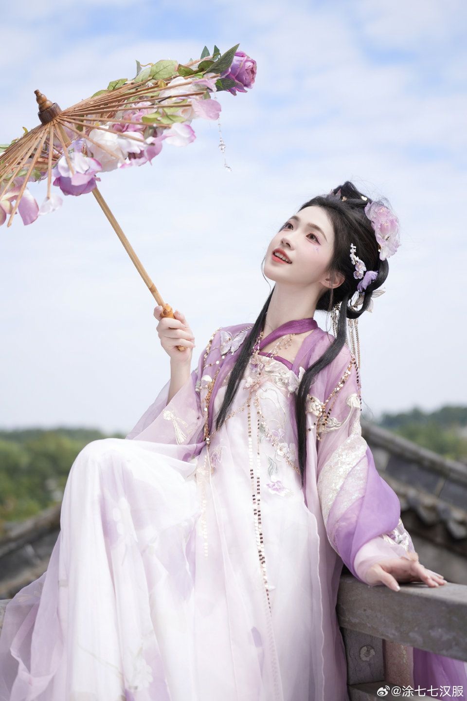 Encounter with the Past:Yang Yuhuans Meeting with the Flying-Heaven Hanfu Encounter with the Past:Yang Yuhuans Meeting with the Flying-Heaven Hanfu