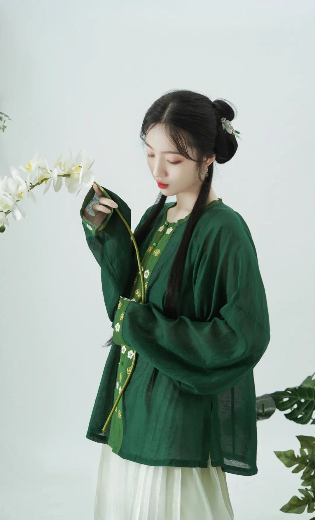 The Enchantment of a Light Purple Satin Cheongsam:A Tale of Elegance and Tradition The Enchantment of a Light Purple Satin Cheongsam:A Tale of Elegance and Tradition