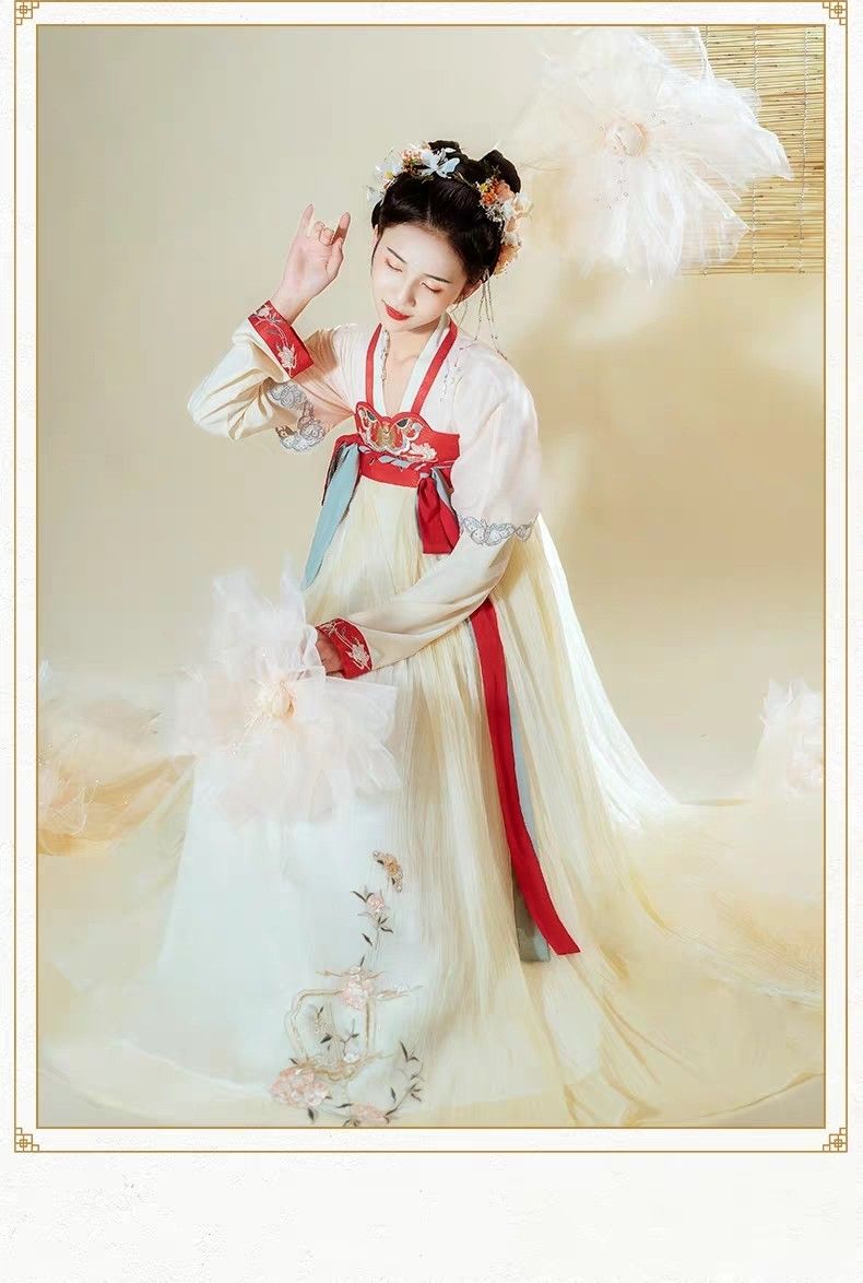 The Splendor of Traditional Chinese Attire in the Life of a Four-Year-Old Girl The Splendor of Traditional Chinese Attire in the Life of a Four-Year-Old Girl
