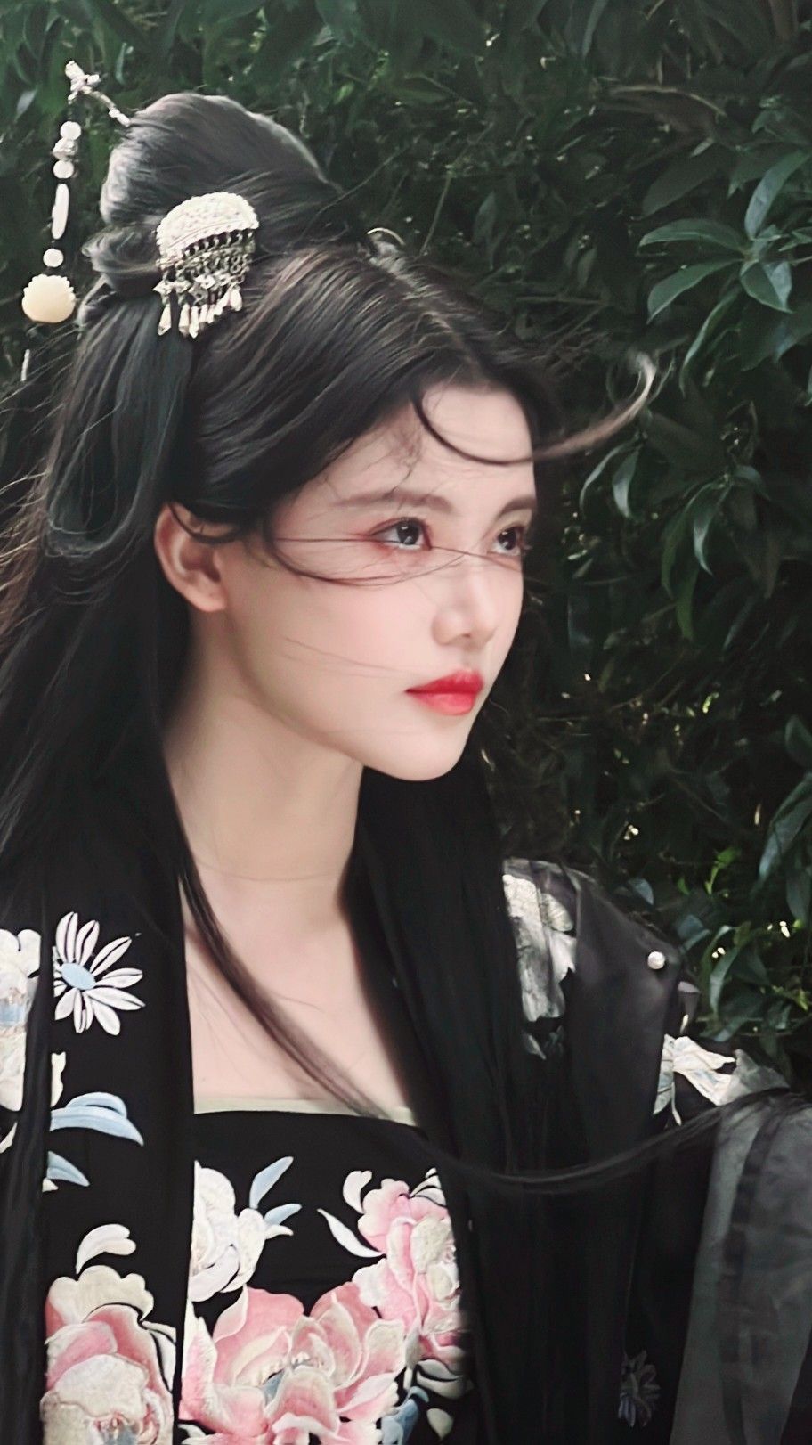 The Legend of Bai Suzhen:A Journey into the World of Her Traditional Hanfu Fashion The Legend of Bai Suzhen:A Journey into the World of Her Traditional Hanfu Fashion