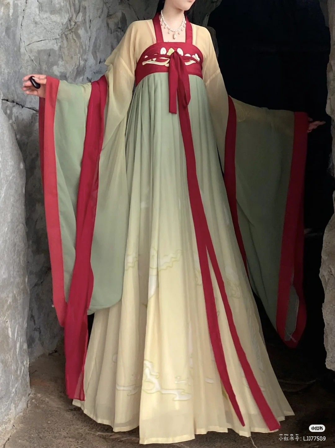 The Enigma of a Lady in a Lace Cheongsam-Style Dress:A Journey into the World of Noble Elegance The Enigma of a Lady in a Lace Cheongsam-Style Dress:A Journey into the World of Noble Elegance