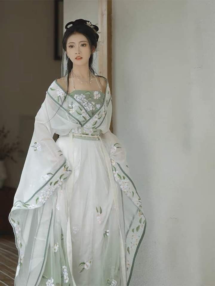 Cloud-Outflow Hanfu:Unveiling the Essence of Traditional Chinese Elegance Cloud-Outflow Hanfu:Unveiling the Essence of Traditional Chinese Elegance