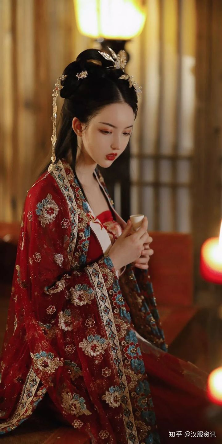 Traditional Chinese Style:The Charm of Placket-Detailed Cheongsam Blouses with Mandarin Collar Traditional Chinese Style:The Charm of Placket-Detailed Cheongsam Blouses with Mandarin Collar