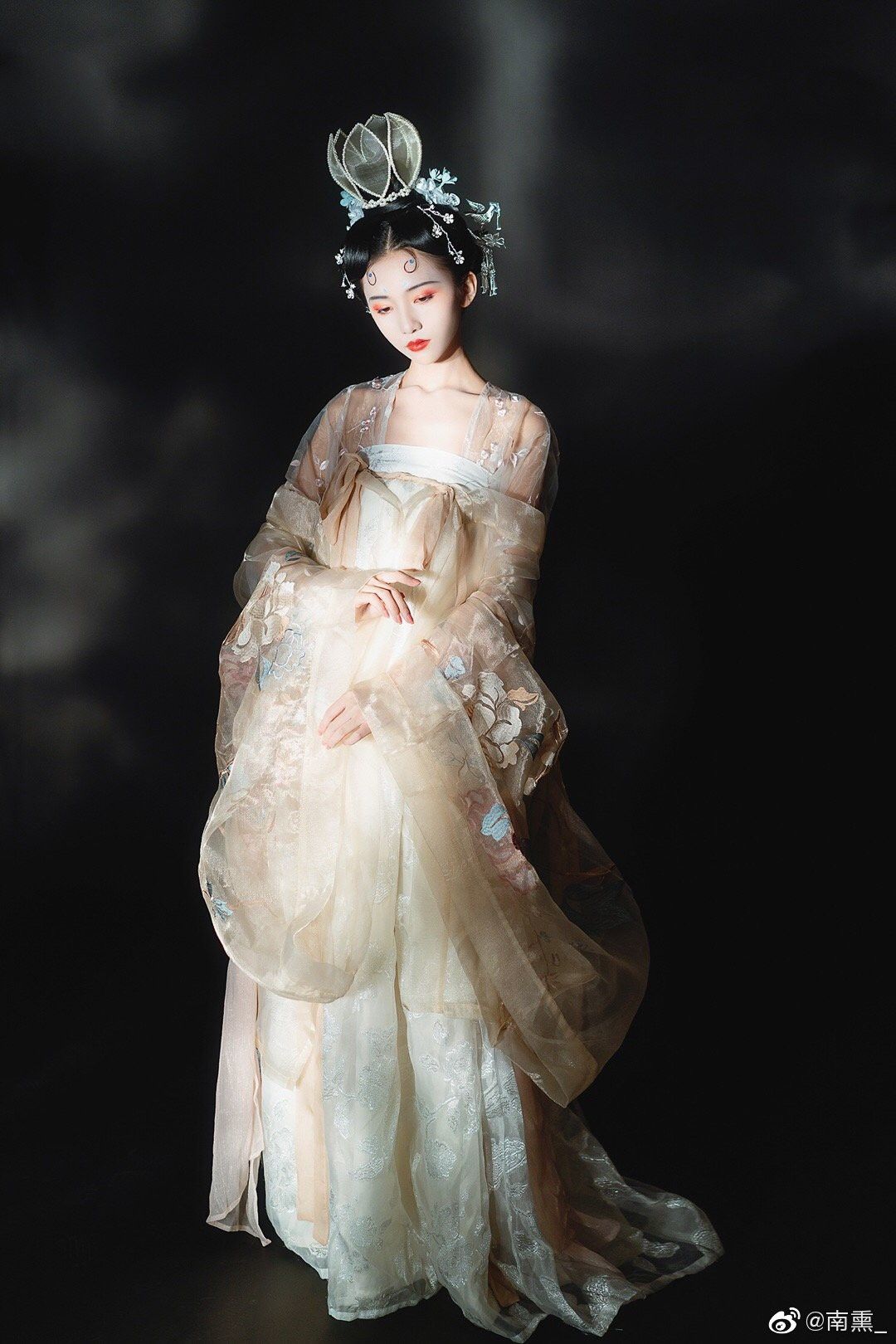 The Dominant Charm of Hanfu Ancient Fashion:A Journey into the Essence of Chinese Heritage The Dominant Charm of Hanfu Ancient Fashion:A Journey into the Essence of Chinese Heritage