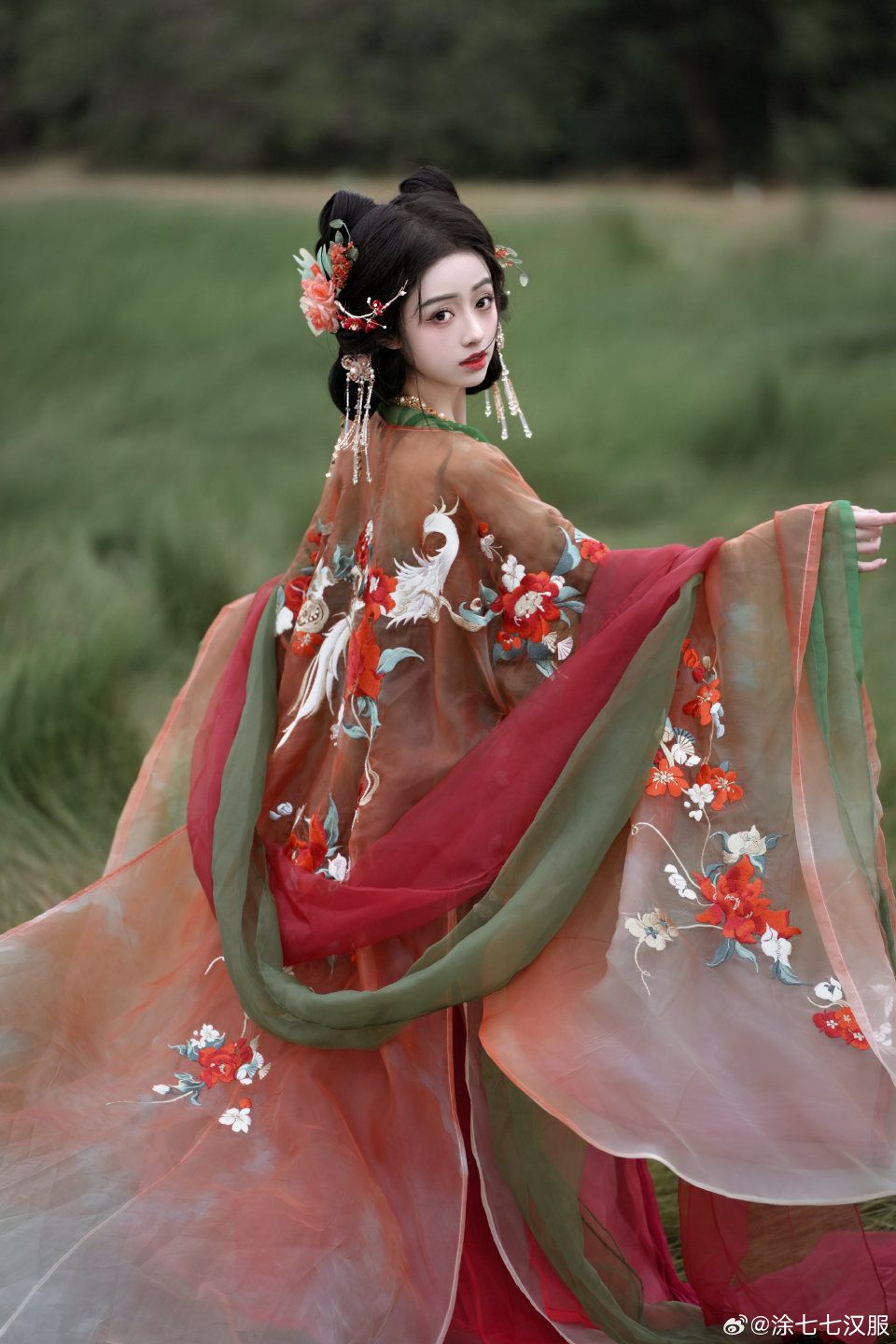 The Quintessential Pairing of Cheongsam and the Elegant Low-heeled Shoes The Quintessential Pairing of Cheongsam and the Elegant Low-heeled Shoes