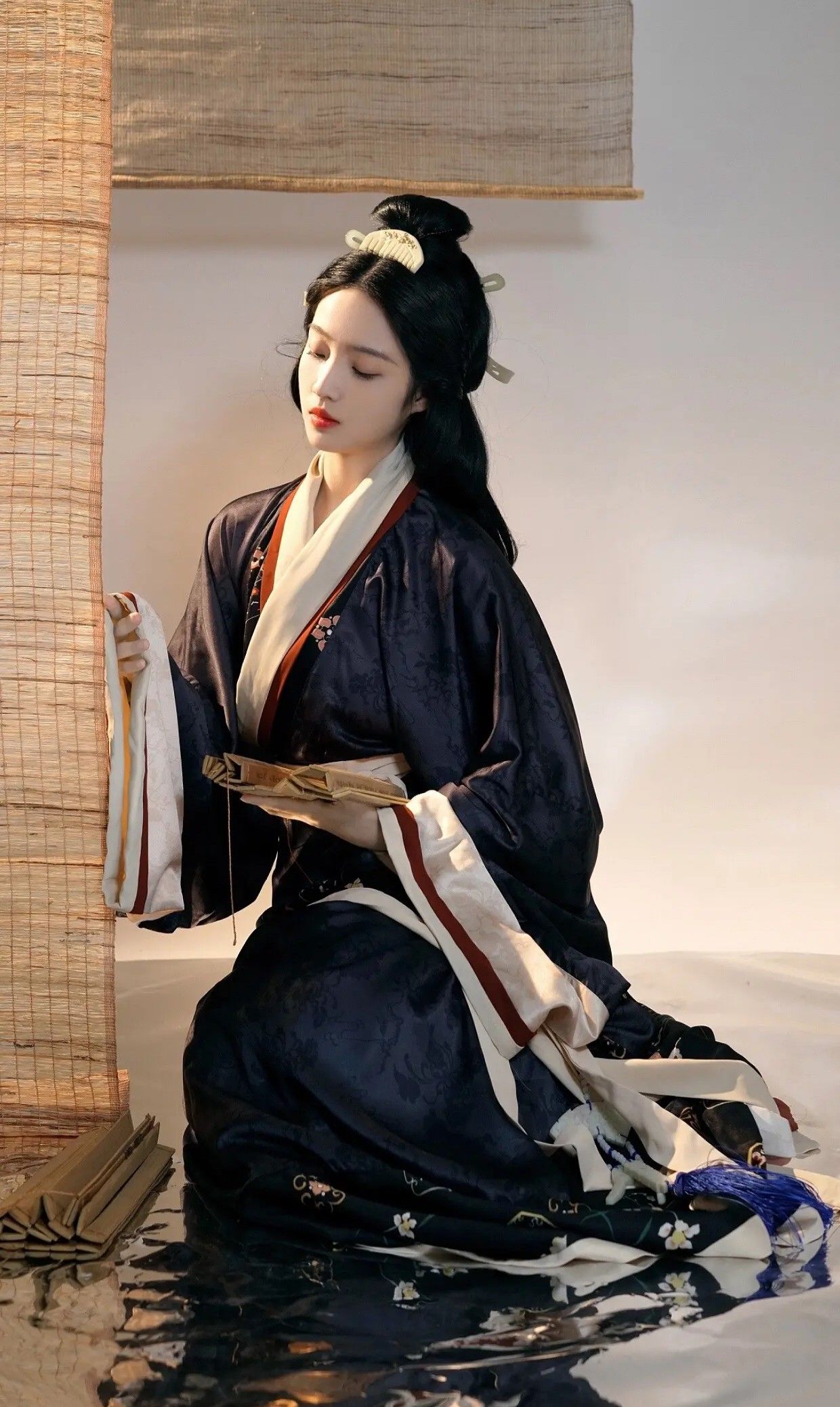 Hanfu Silk Flower Headwear:The Splendid Art of Combing Hair with Flower Decorations Hanfu Silk Flower Headwear:The Splendid Art of Combing Hair with Flower Decorations