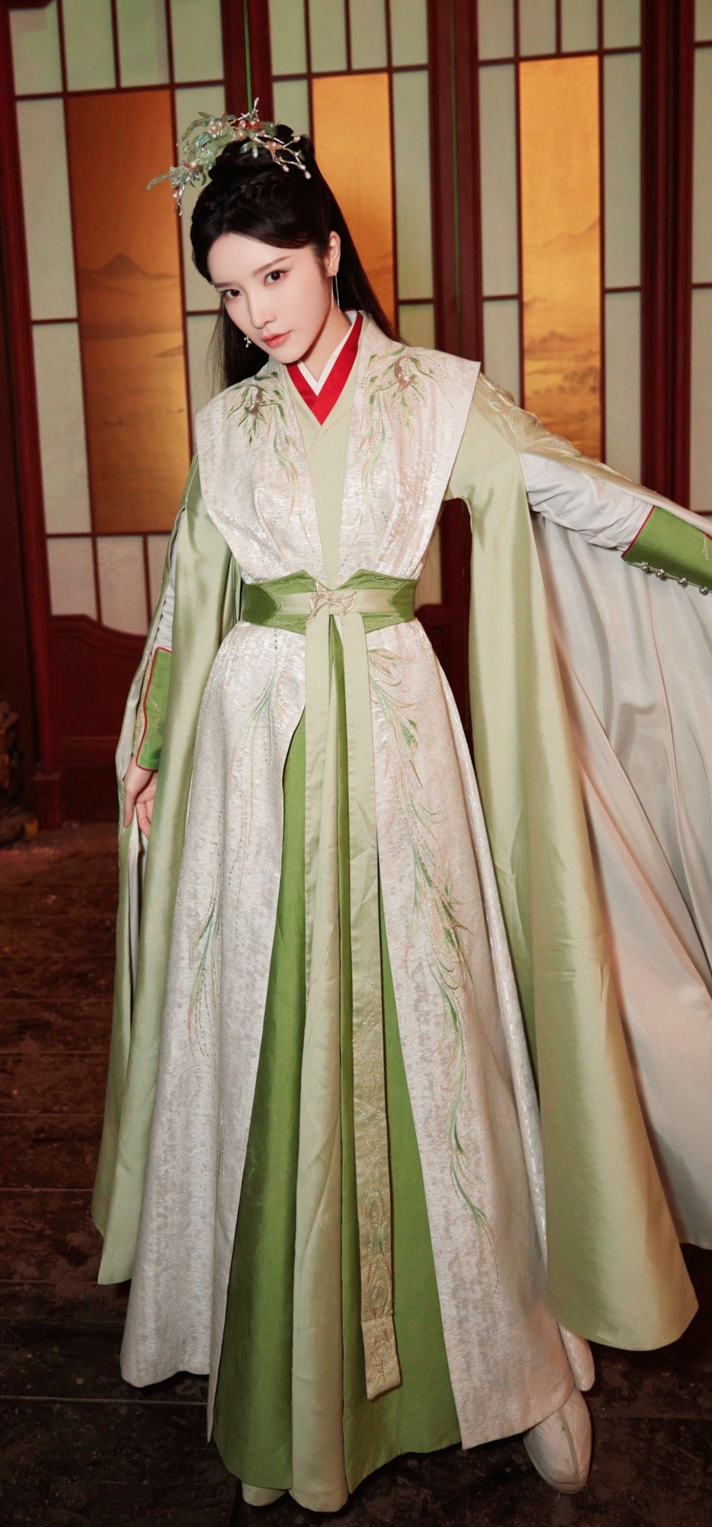 Embracing Innovation:The Evolution of the Slit-neck Cheongsam Embracing Innovation:The Evolution of the Slit-neck Cheongsam