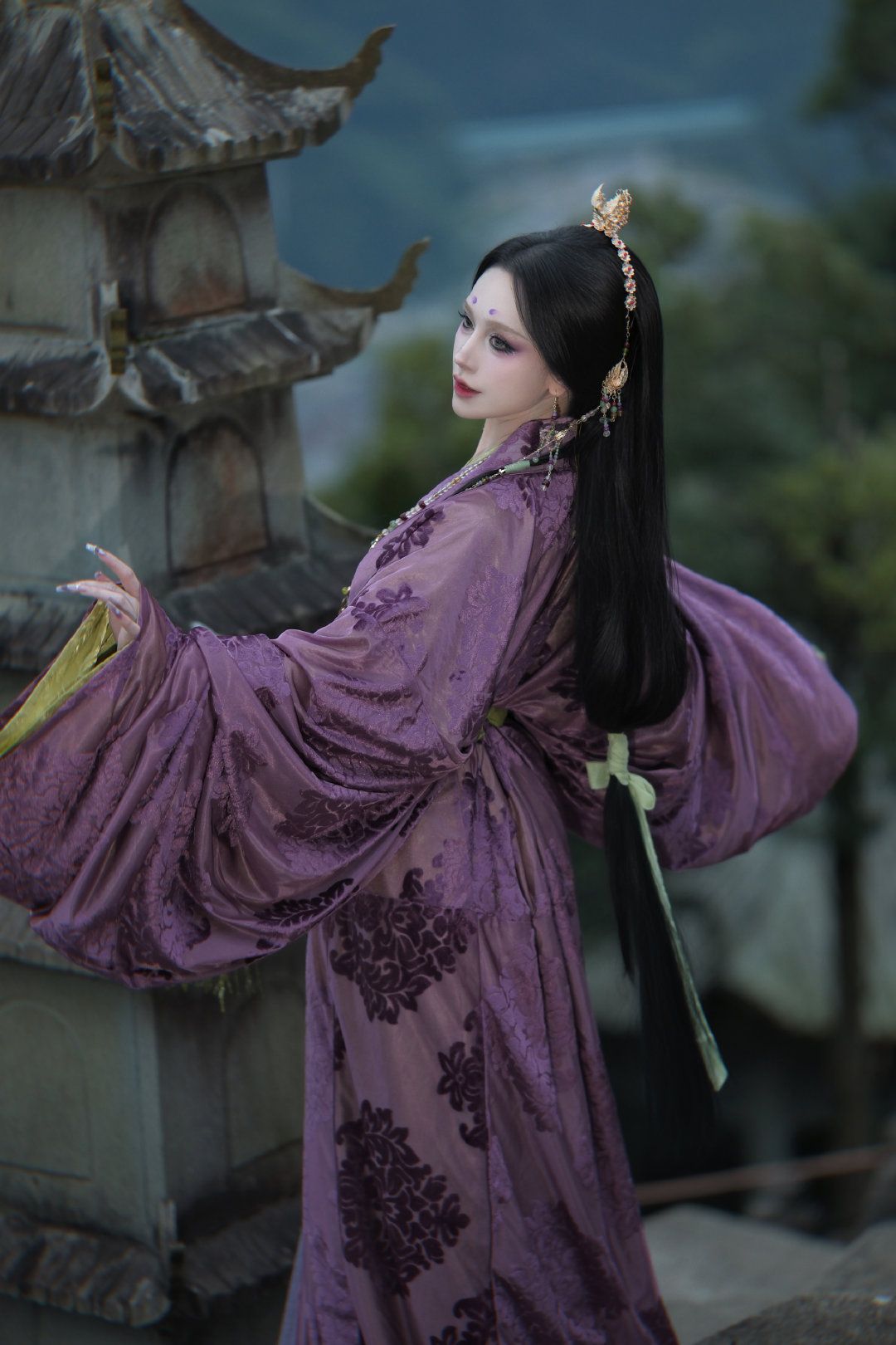 Plus-Size Cheongsam:Embracing the Beauty of Traditional Chinese Dress