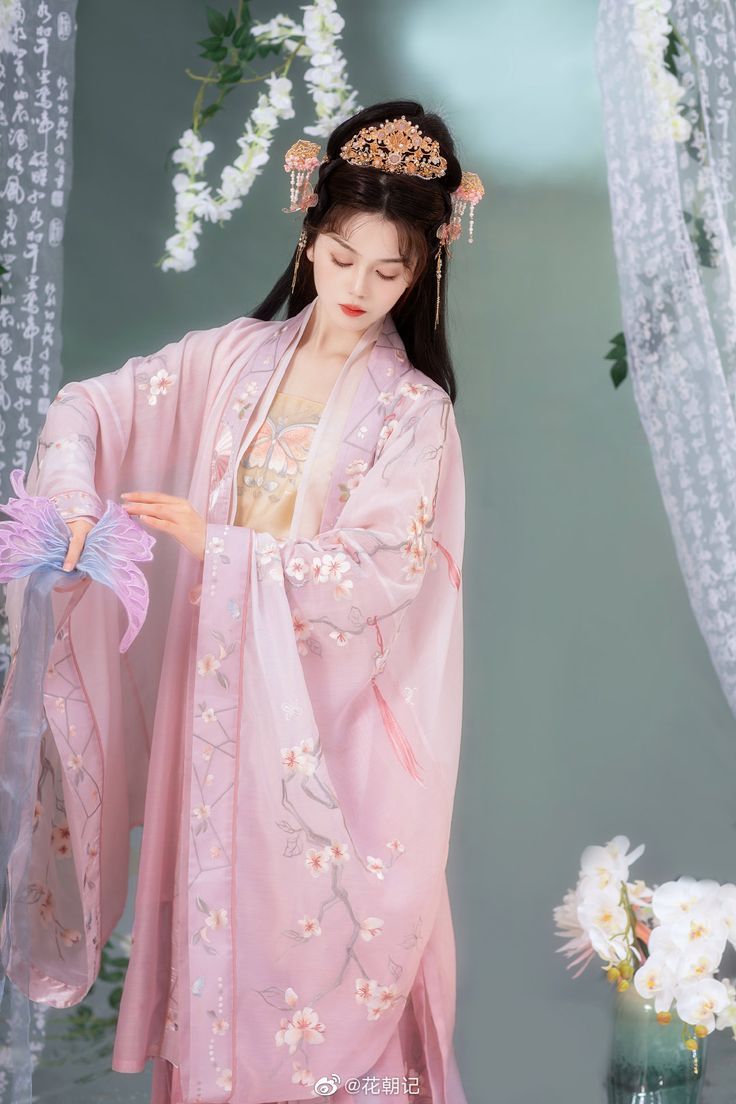 The Elegance of High-Split Cheongsam:A Long-Standing Fashion Icon The Elegance of High-Split Cheongsam:A Long-Standing Fashion Icon