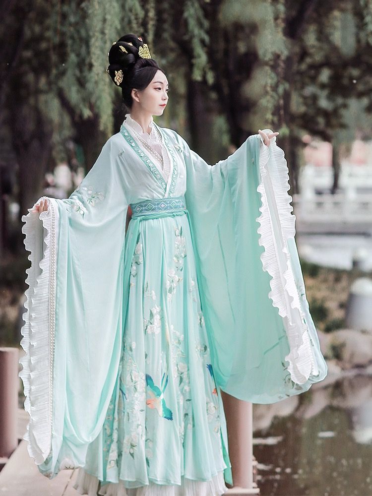 Dreaming of the Tang Dynasty in the Splendor of Hanfu Bracelets Dreaming of the Tang Dynasty in the Splendor of Hanfu Bracelets