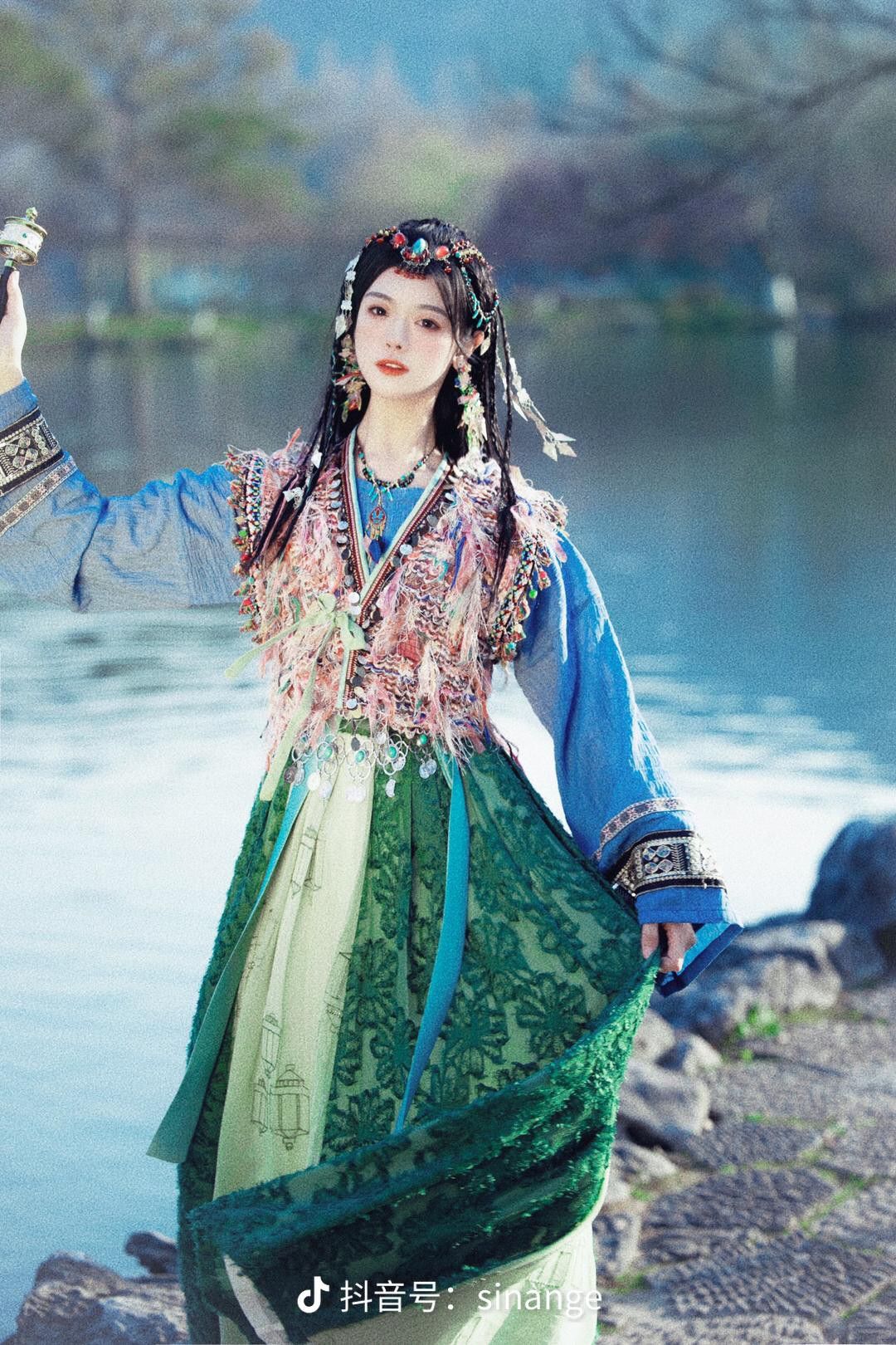 Traditional Tang-Style Family Winter Wear:Maternal-Child Coordination in Fashionable Comfort Traditional Tang-Style Family Winter Wear:Maternal-Child Coordination in Fashionable Comfort