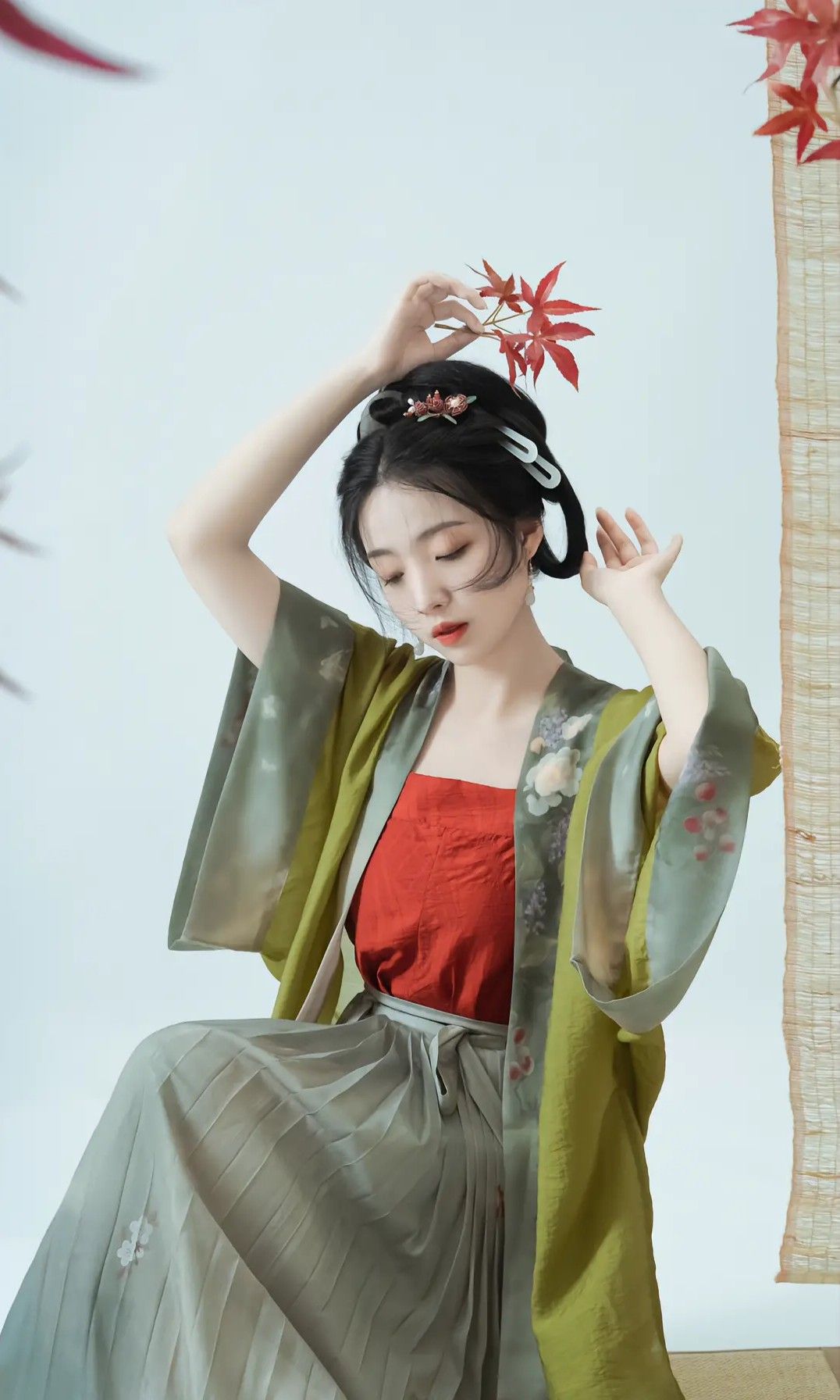 Little Girl in a Red Hanfu Top:The Splendor of Traditional Chinese Clothing Little Girl in a Red Hanfu Top:The Splendor of Traditional Chinese Clothing