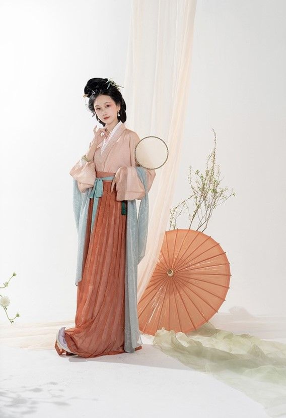 Modernizing the Cheongsam and Hanfu:The Evolution of Traditional Chinese Fashion Modernizing the Cheongsam and Hanfu:The Evolution of Traditional Chinese Fashion