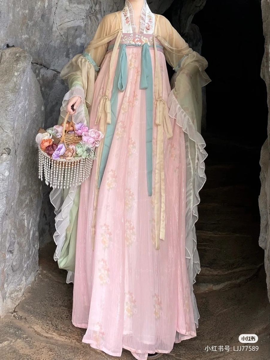 The Charm of Song-Style Hanfu for Petite汉服女子 The Charm of Song-Style Hanfu for Petite汉服女子