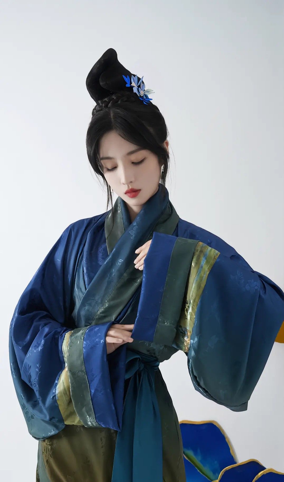 Little Girl in Summer Hanfu Costume:Embracing the Essence of Chinese Heritage Little Girl in Summer Hanfu Costume:Embracing the Essence of Chinese Heritage