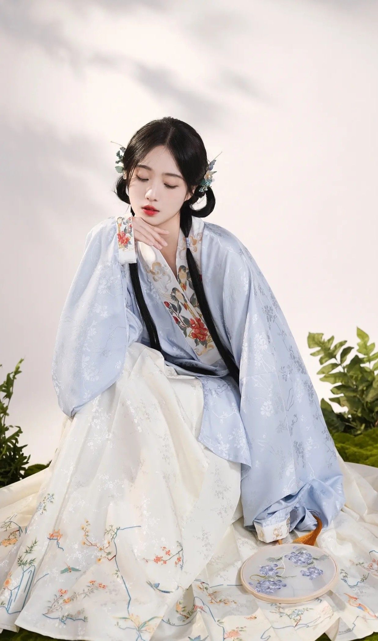 Little Girls in Traditional Chinese Hanfu Fashion:A Glimpse into Ancient Style Little Girls in Traditional Chinese Hanfu Fashion:A Glimpse into Ancient Style