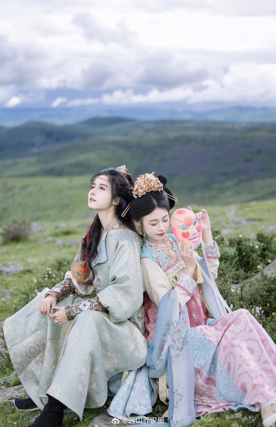 Autumn Immersion in Original Glass Whale Hanfu:A Journey into the World of Glass-like Splendor Autumn Immersion in Original Glass Whale Hanfu:A Journey into the World of Glass-like Splendor