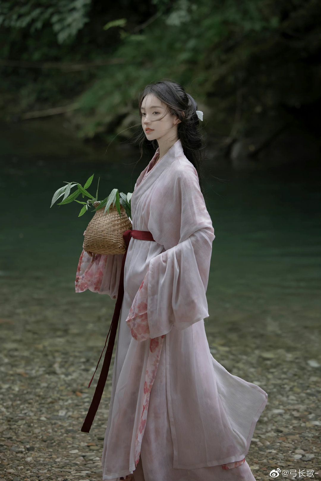Traditional Full-Opening Cheongsam with One-Piece Sleeve and Full-Length Flavor of the Past Traditional Full-Opening Cheongsam with One-Piece Sleeve and Full-Length Flavor of the Past