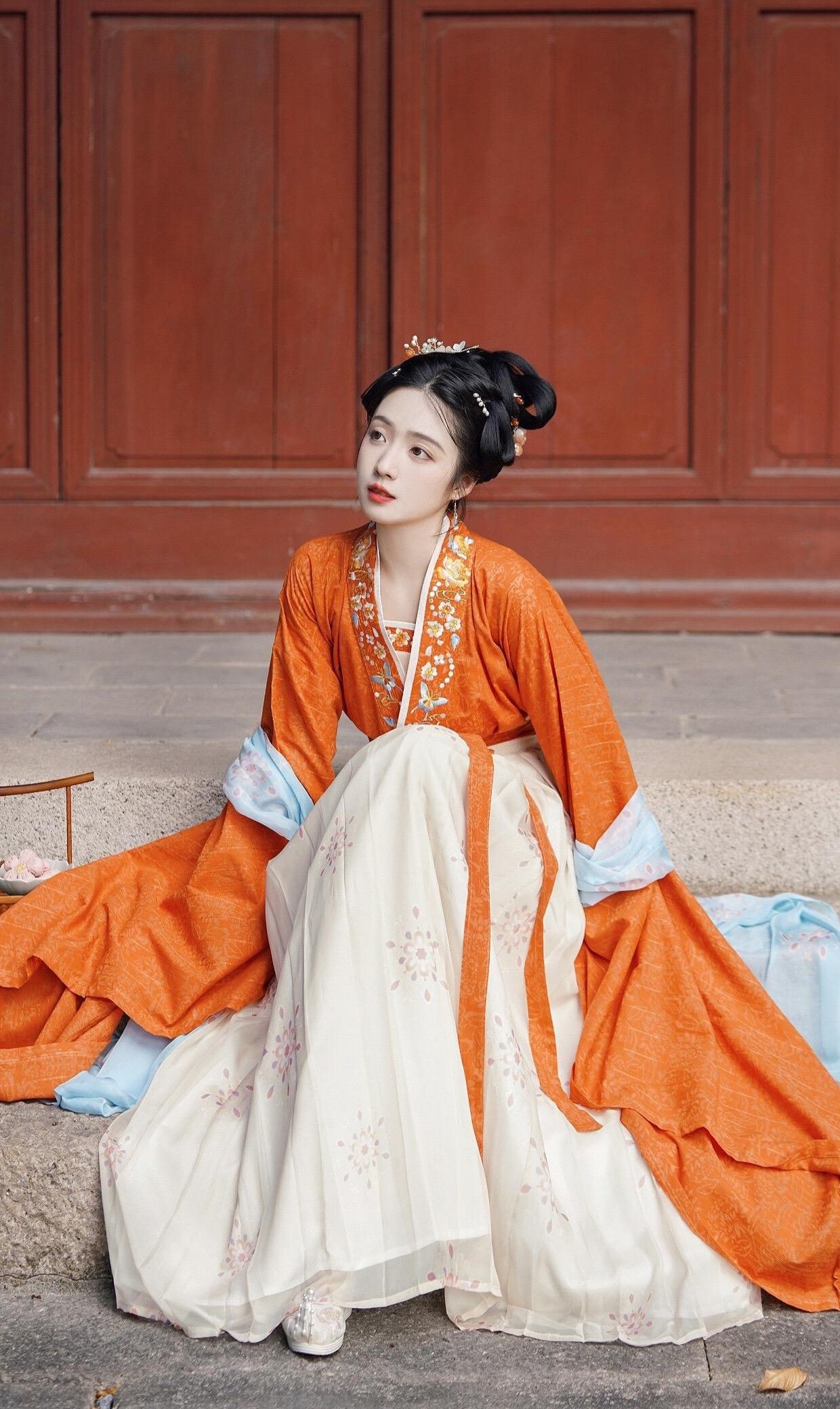 Embroidery in Summer Hanfu:A Glimpse into the Splendid World of Chinese Traditional Clothing Embroidery in Summer Hanfu:A Glimpse into the Splendid World of Chinese Traditional Clothing