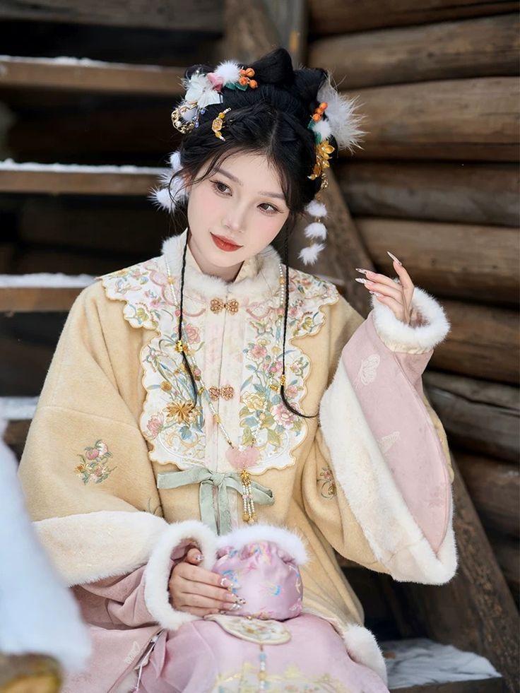 The Elegance of Long,Slit-Sided Cheongsam:A Cultural Icon of Chinese Traditional Fashion The Elegance of Long,Slit-Sided Cheongsam:A Cultural Icon of Chinese Traditional Fashion