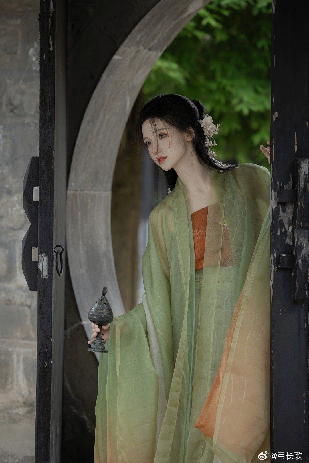 Splendor of the Golden Age:The Radiance of Traditional Hanfu Fashion Splendor of the Golden Age:The Radiance of Traditional Hanfu Fashion