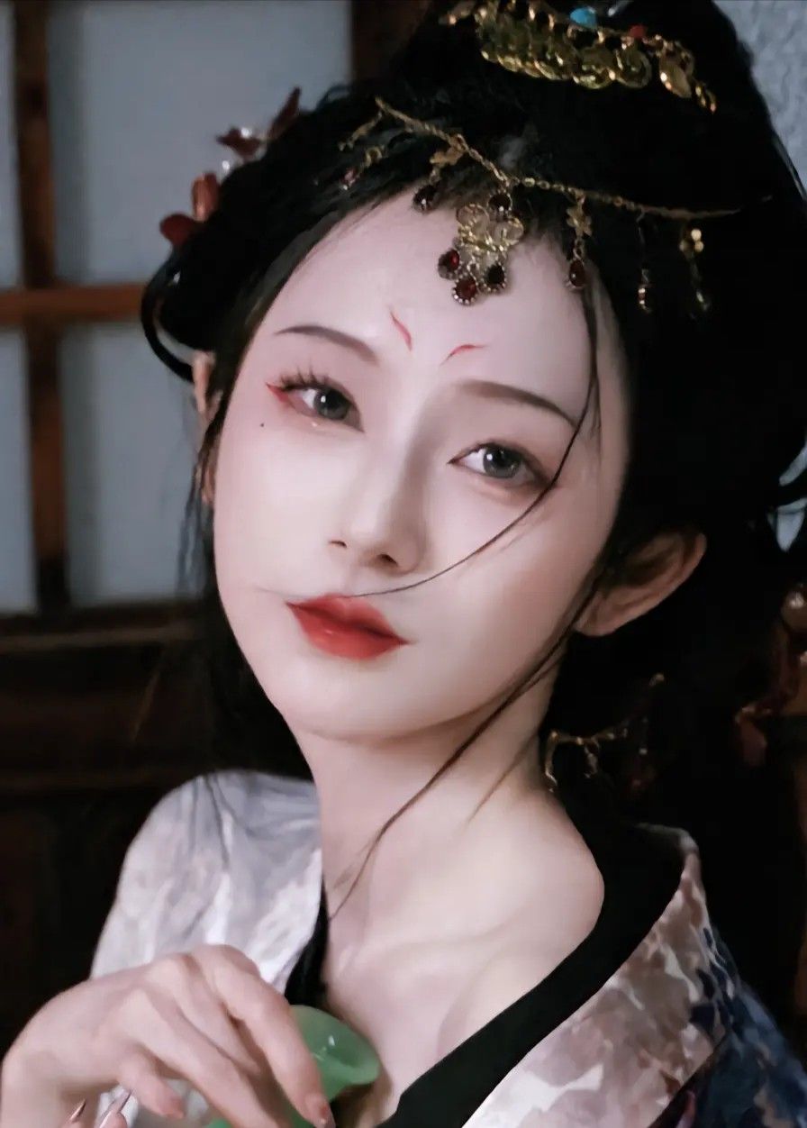 Ancient Elegance:The Enchanting Student in Summer Hanfu Dress Ancient Elegance:The Enchanting Student in Summer Hanfu Dress