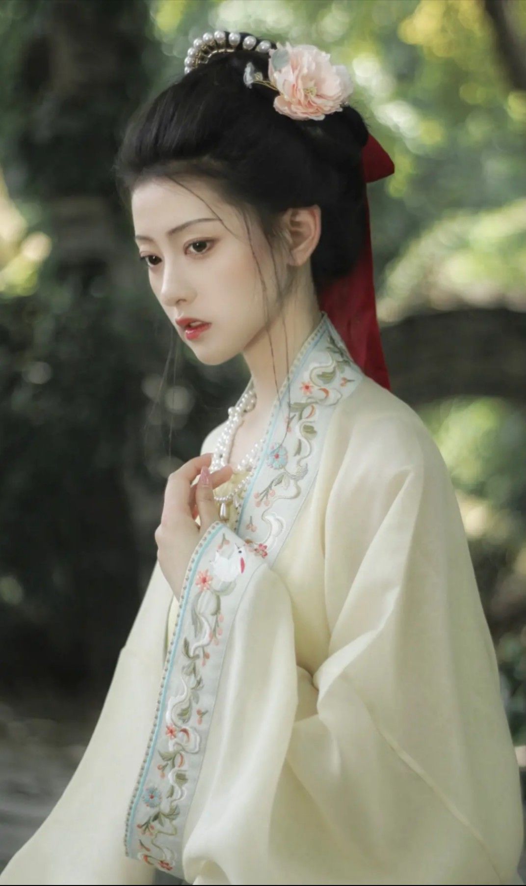Adults Embracing the Traditional Elegance of Hanfu Chinese Traditional Clothing) Adults Embracing the Traditional Elegance of Hanfu Chinese Traditional Clothing)