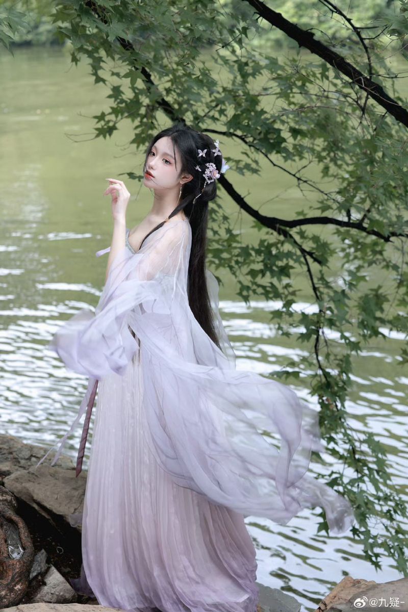 The Splendor of Hanfu Robes:A Journey into the Elegance of Traditional Chinese Long Skirts The Splendor of Hanfu Robes:A Journey into the Elegance of Traditional Chinese Long Skirts