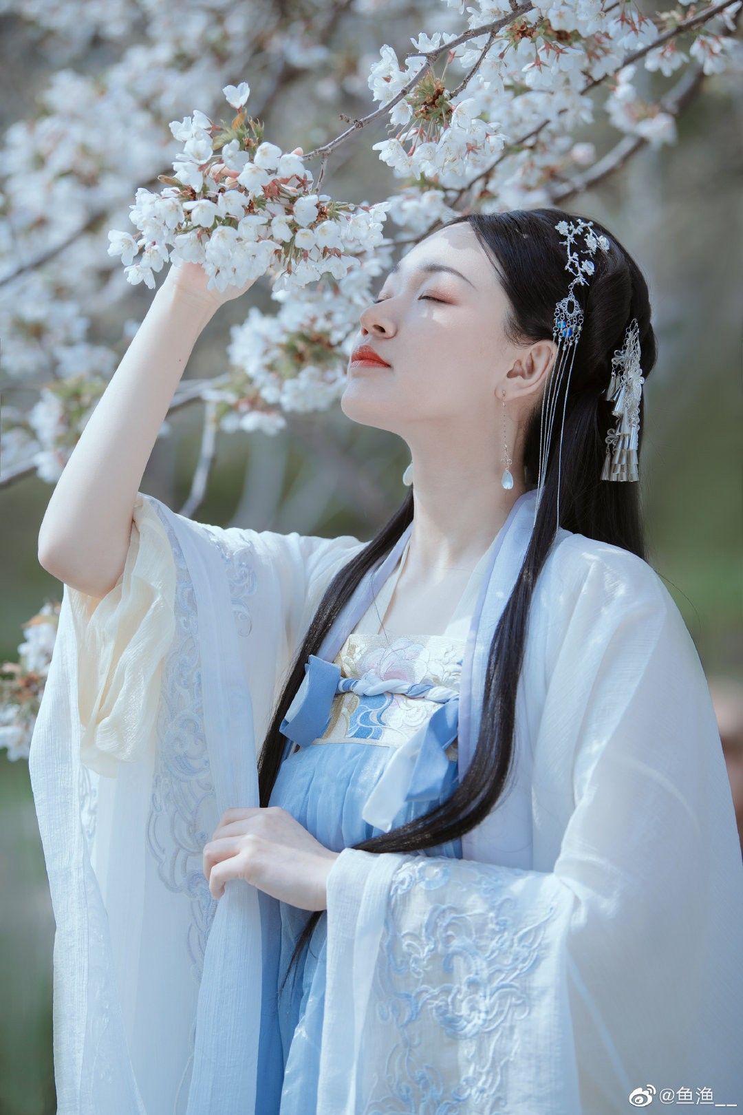 Embracing Winter in New Chinese-Style Cheongsam:The Revival of the Classic Qipao Embracing Winter in New Chinese-Style Cheongsam:The Revival of the Classic Qipao
