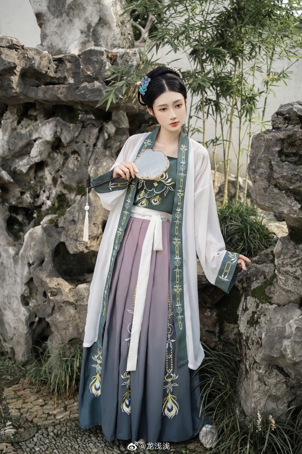 The Rise of Neo-Chinese Cheongsam:Embracing the Elegance of Qing-Color The Rise of Neo-Chinese Cheongsam:Embracing the Elegance of Qing-Color