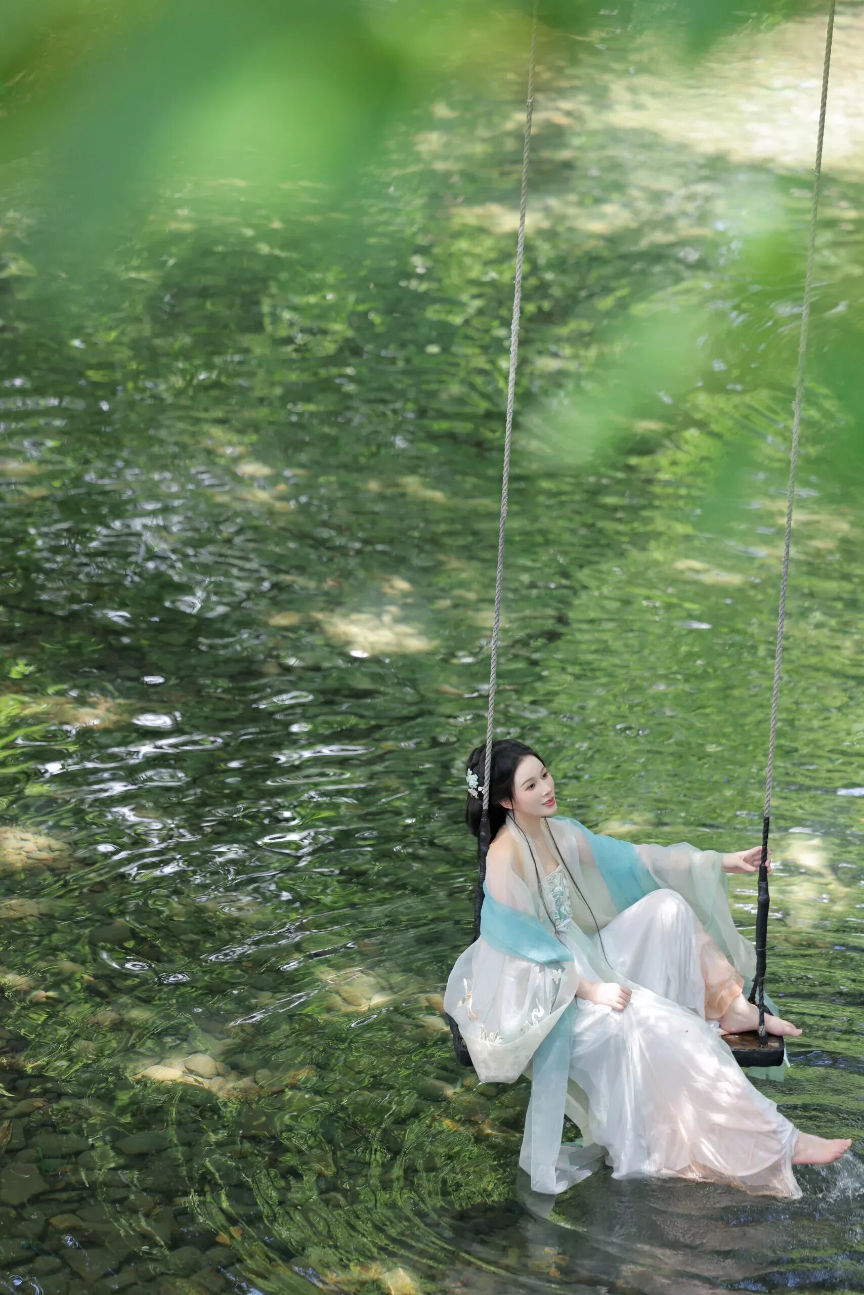 The Charm of Side-Slit Cheongsam:A Cultural Icon of Chinese Traditional Elegance The Charm of Side-Slit Cheongsam:A Cultural Icon of Chinese Traditional Elegance