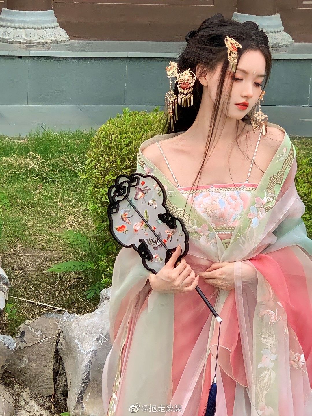 The Enchantment of a Red Cheongsam Paired with a Shawl The Enchantment of a Red Cheongsam Paired with a Shawl