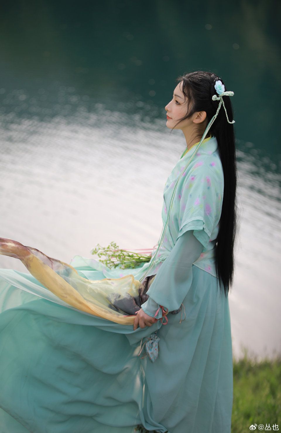 The Enchantment of Red Shawl Cheongsam:A Traditional Beauty in Modern Vogue The Enchantment of Red Shawl Cheongsam:A Traditional Beauty in Modern Vogue