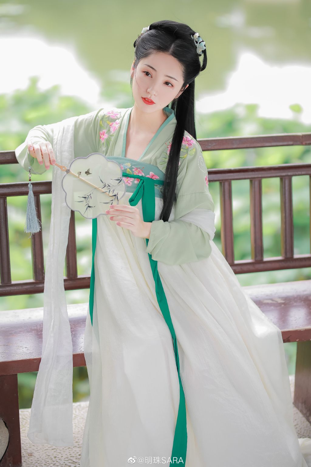 The Significance of White Cheongsam for Children:A Cultural and Stylistic Exploration The Significance of White Cheongsam for Children:A Cultural and Stylistic Exploration
